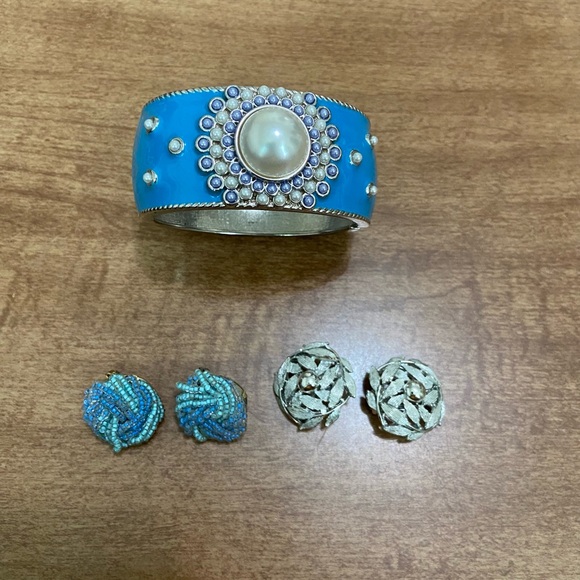 Silver/Blue Finish Fashion Bangle & clip on earrings - Picture 1 of 8